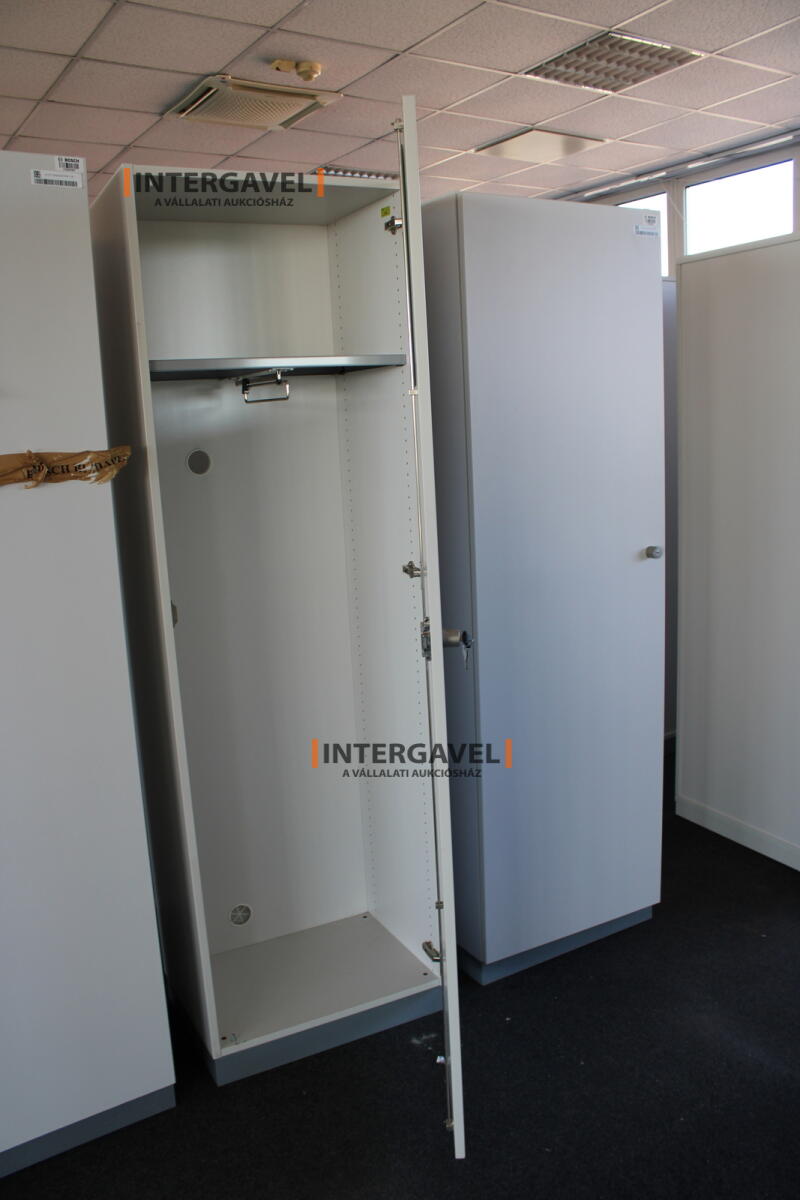 Akasztós szekrény 4