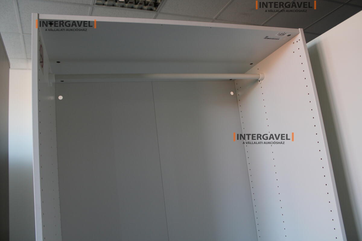 Nyitott akasztós szekrény 2