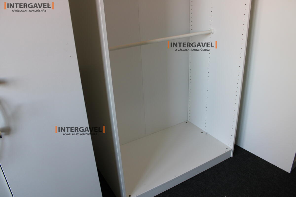 Nyitott akasztós szekrény 3