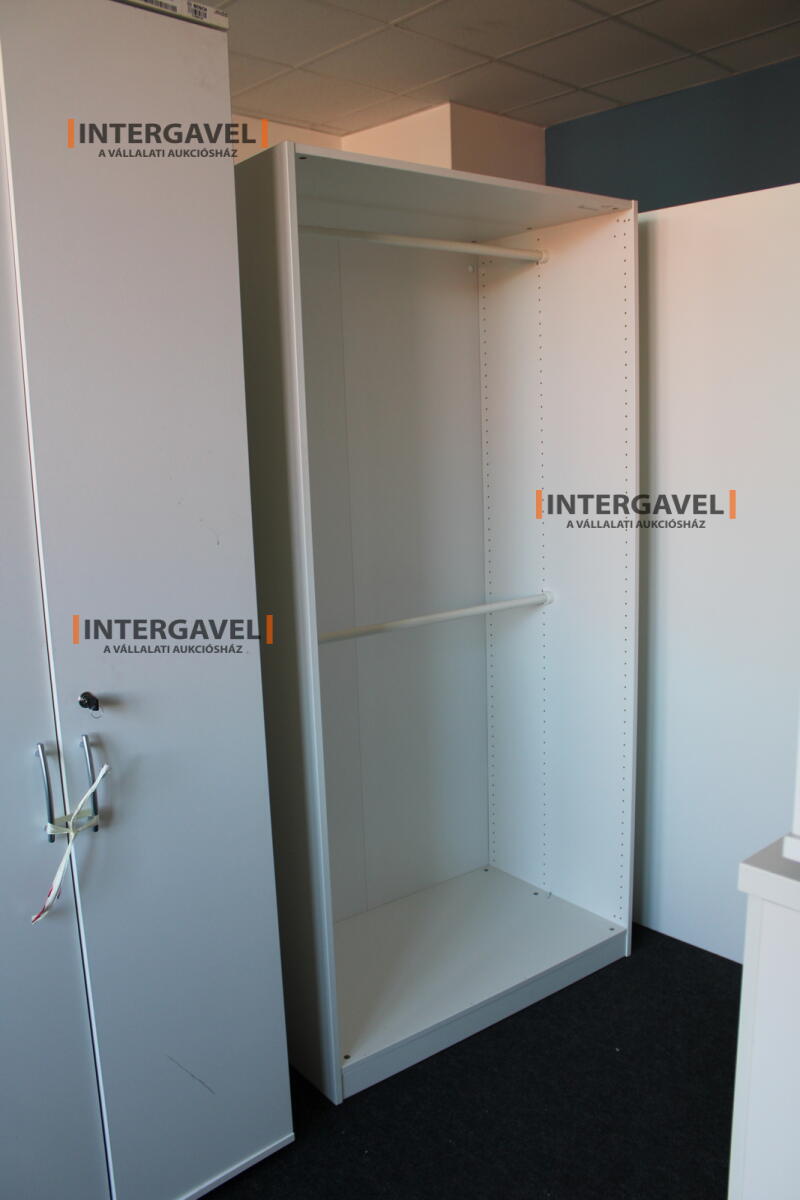 Nyitott akasztós szekrény 4