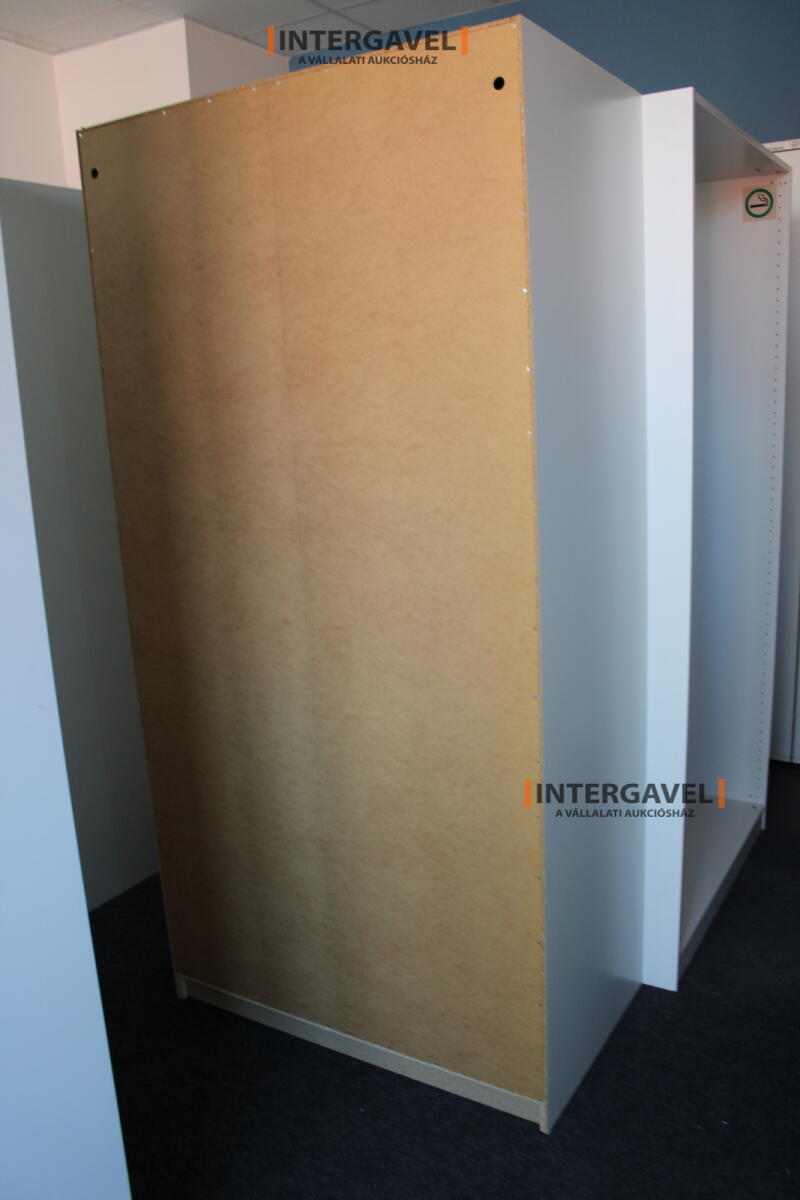 Nyitott akasztós szekrény 5