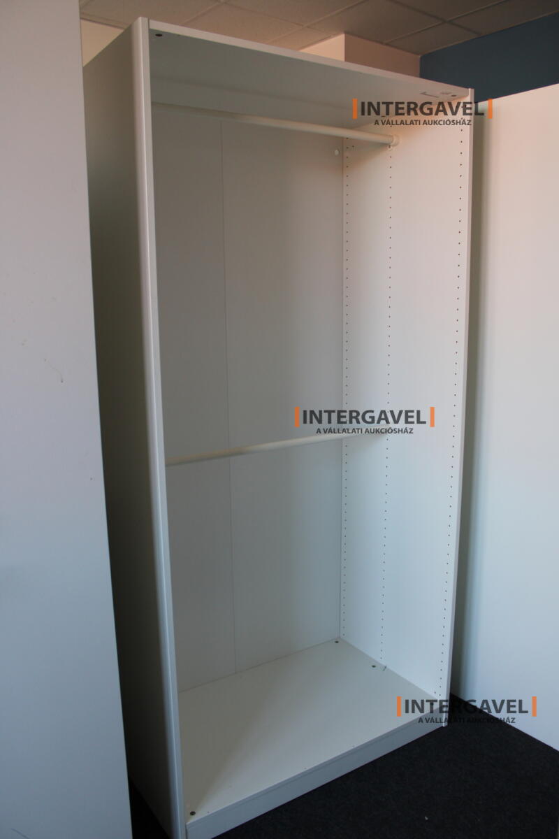 Nyitott akasztós szekrény