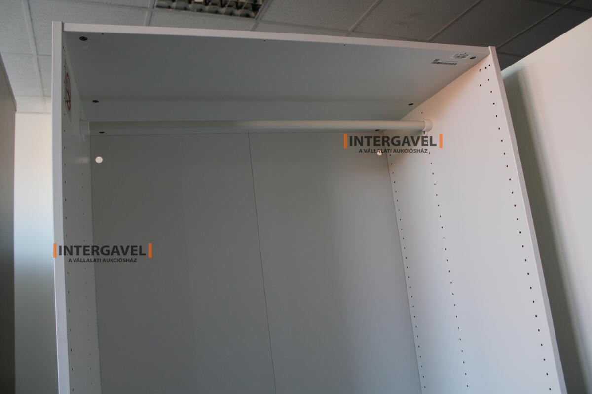 Nyitott akasztós szekrény 2