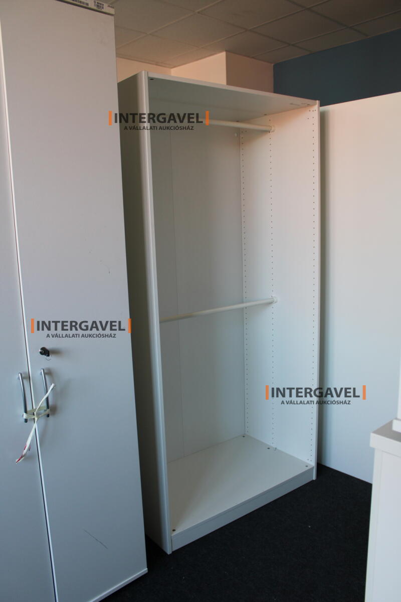 Nyitott akasztós szekrény 4