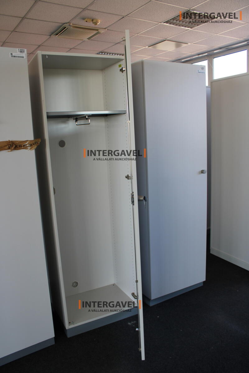 Akasztós szekrény 3