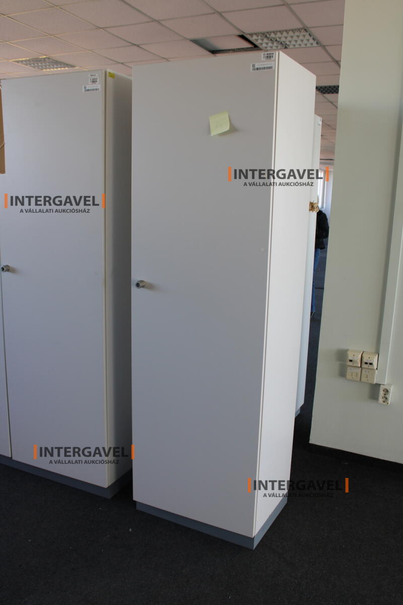 Akasztós szekrény 4