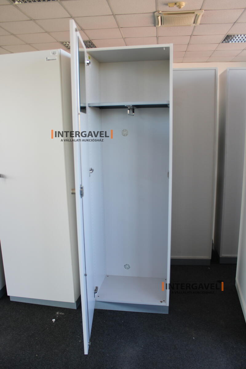 Akasztós szekrény 3