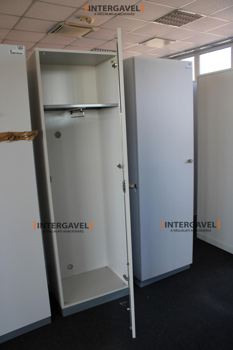 Akasztós szekrény 4