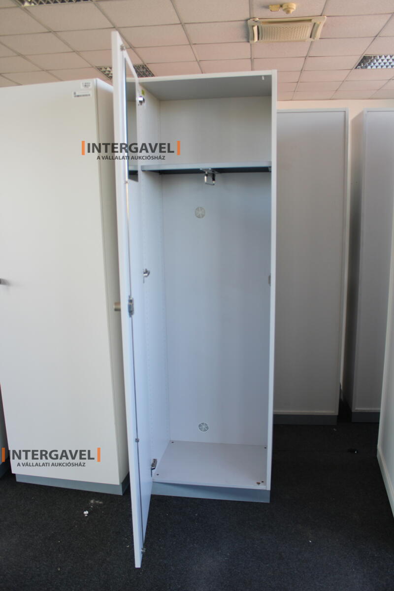 Akasztós szekrény 3