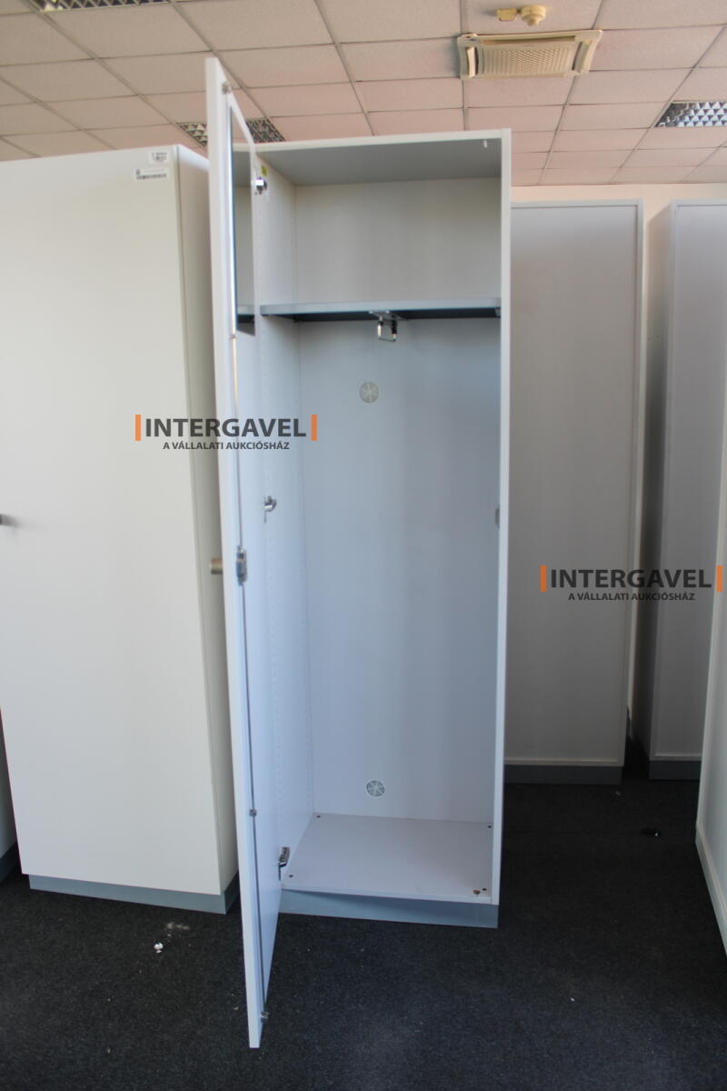 Akasztós szekrény 3