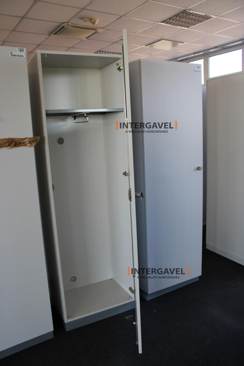 Akasztós szekrény 4