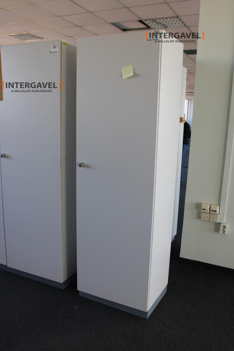 Akasztós szekrény 5