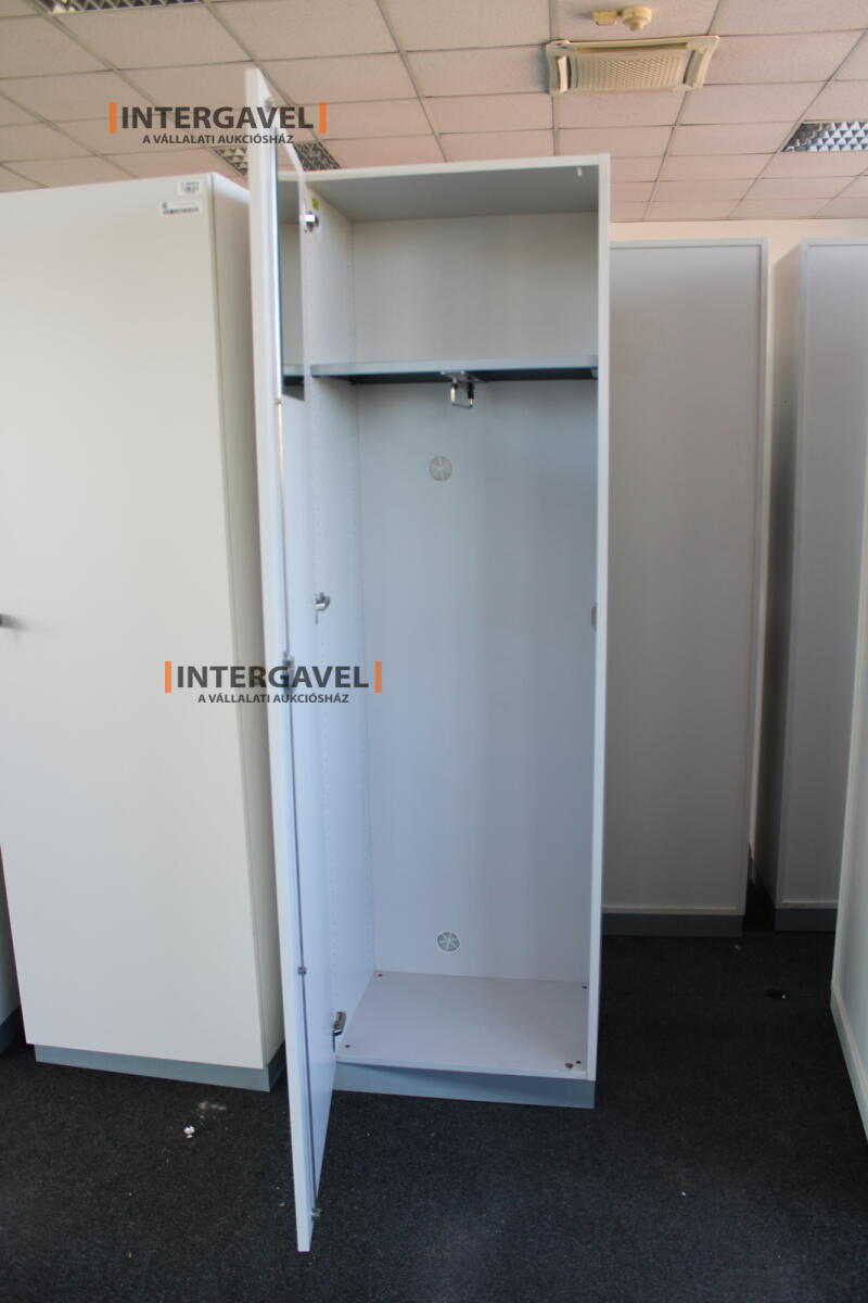 Akasztós szekrény 3