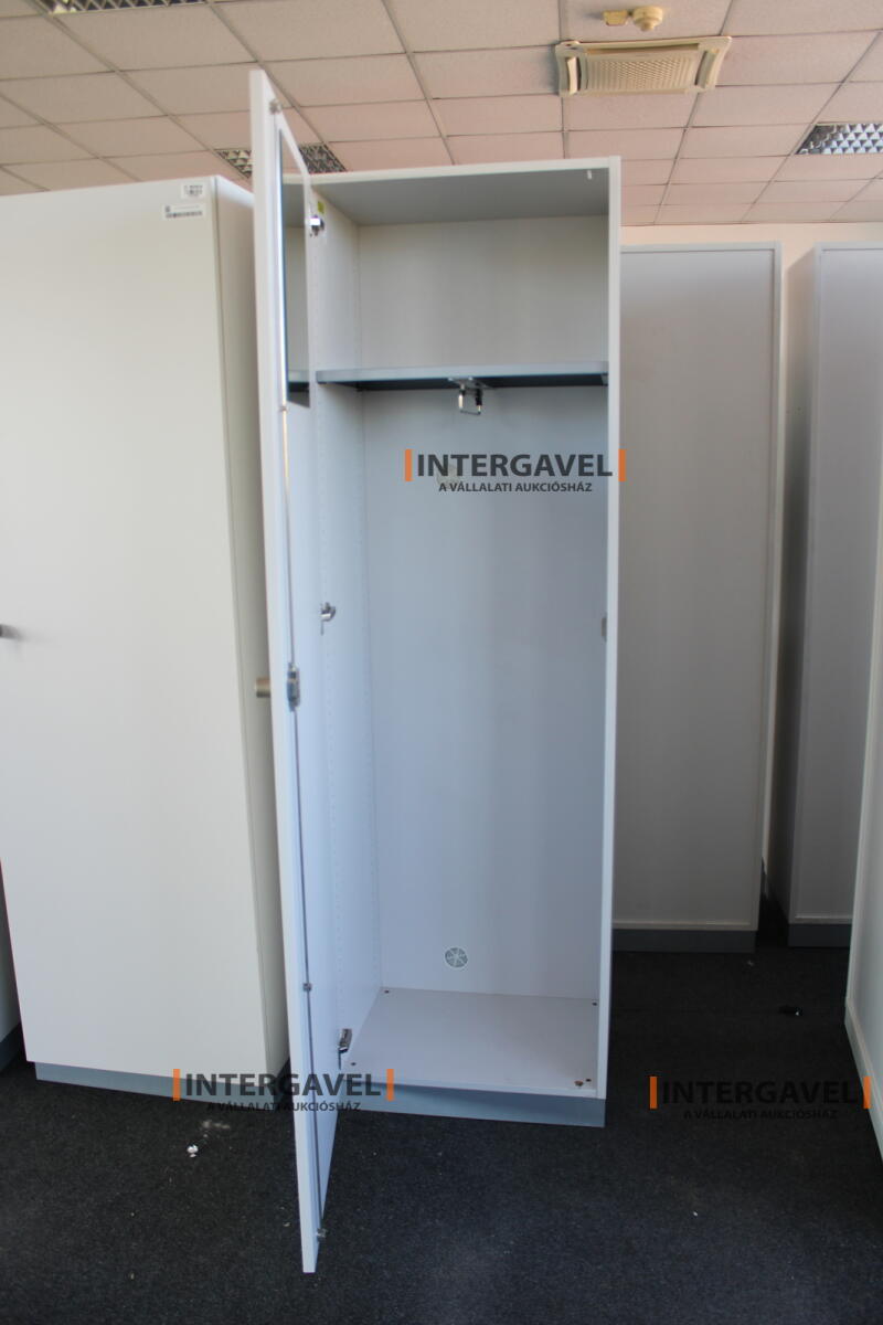 Akasztós szekrény 3