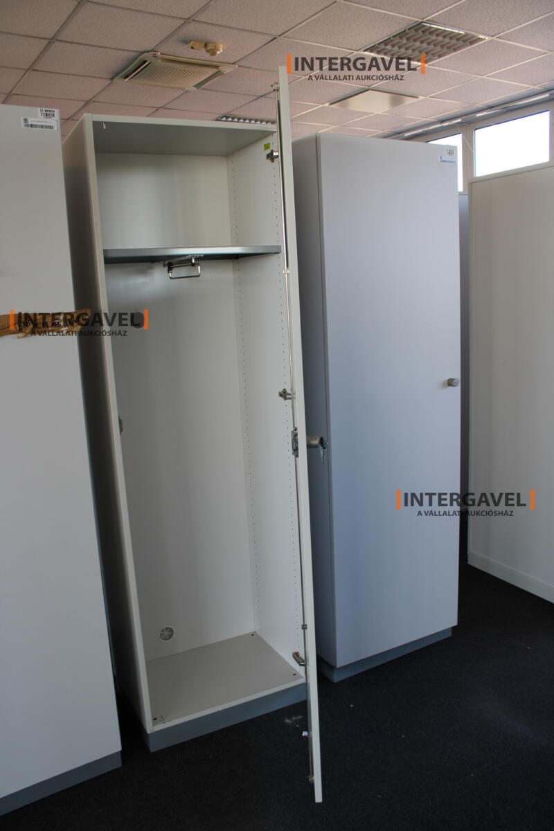 Akasztós szekrény 4