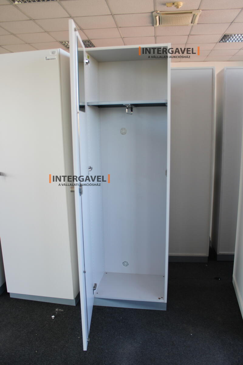 Akasztós szekrény 3