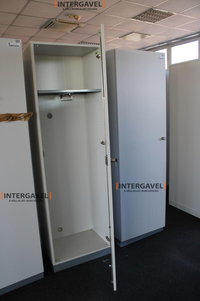 Akasztós szekrény 4