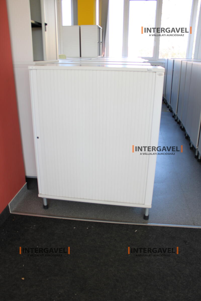 Redőnyös szekrény (1000 mm széles-fém lábrésszel)