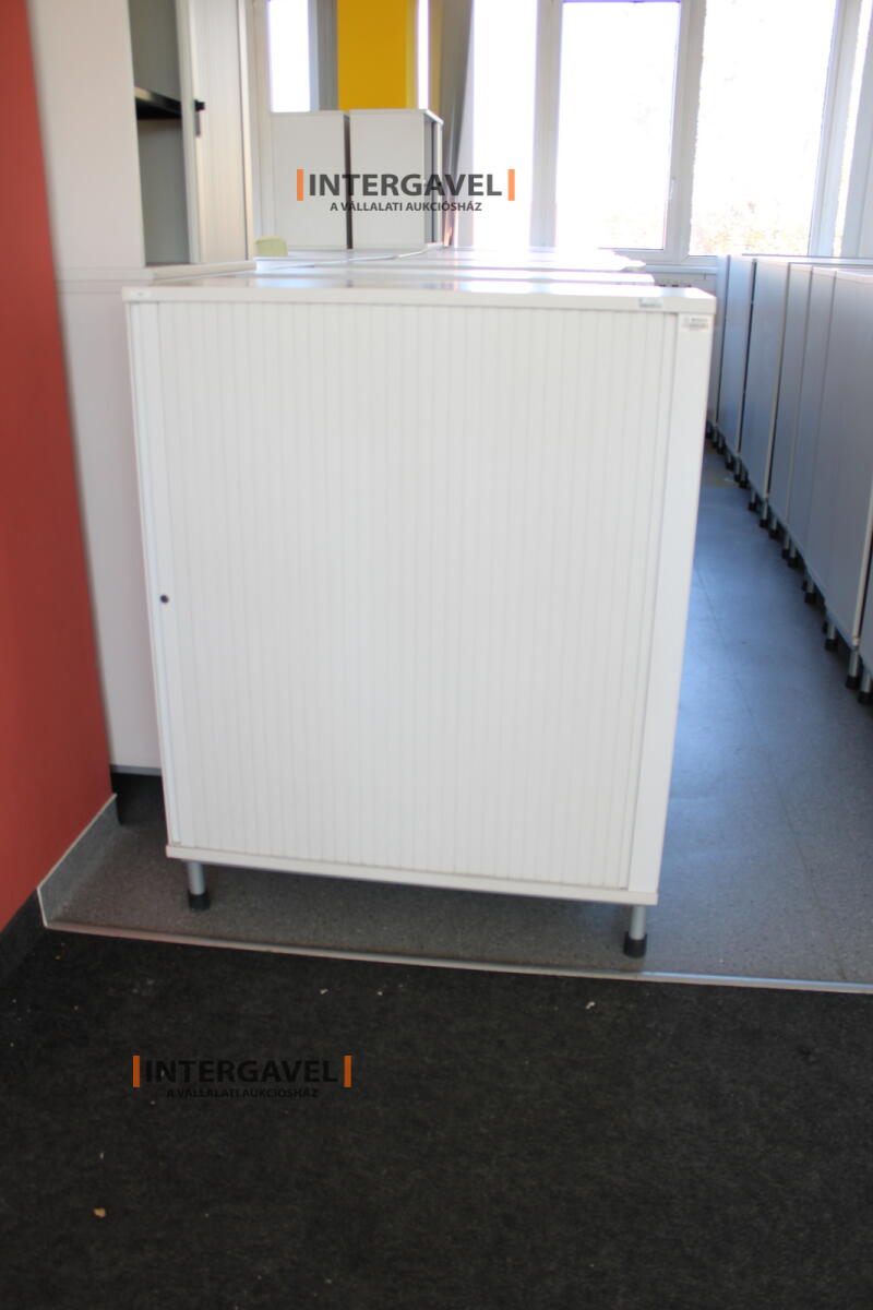 Redőnyös szekrény (1000 mm széles-fém lábrésszel)