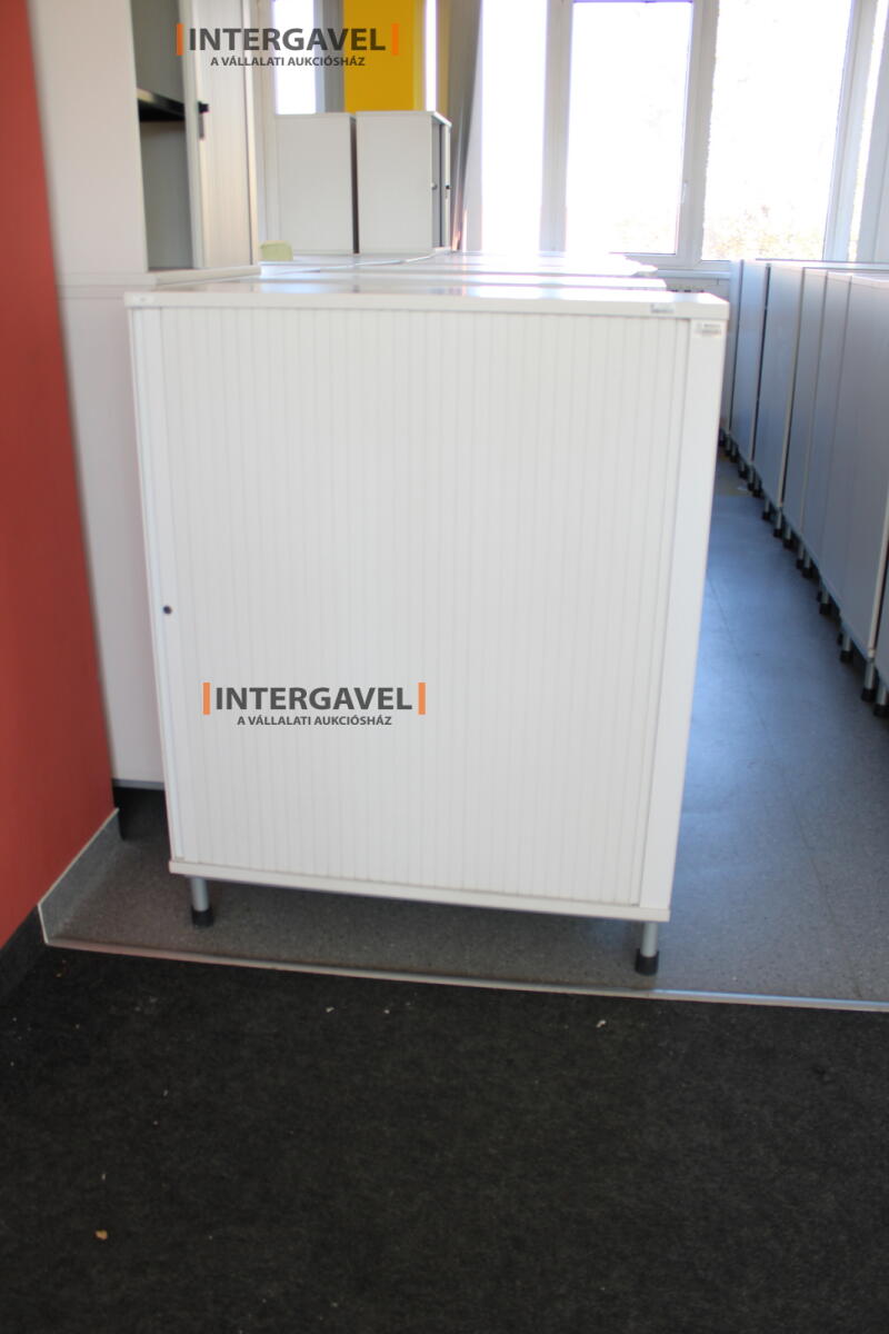 Redőnyös szekrény (1000 mm széles-fém lábrésszel)