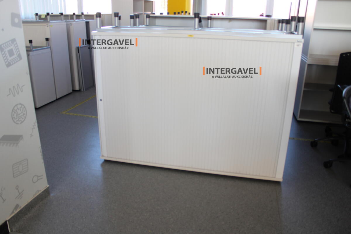 Redőnyös szekrény (1600 mm széles-fém lábrésszel)