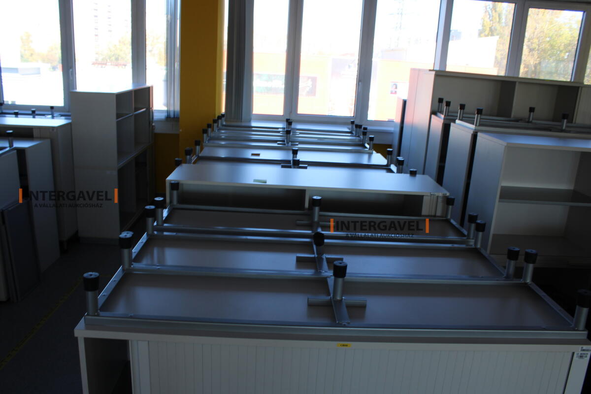 Redőnyös szekrény (1600 mm széles-fém lábrésszel) 3