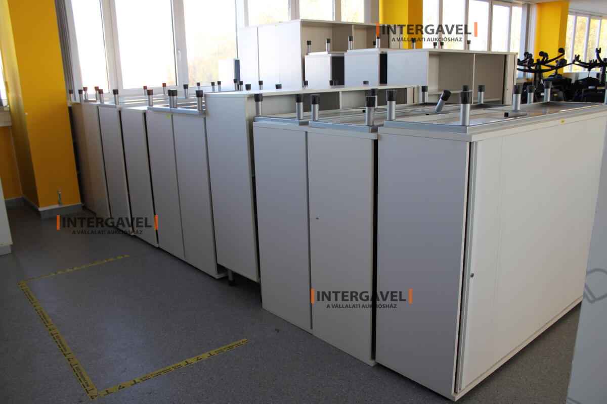 Redőnyös szekrény (1600 mm széles-fém lábrésszel) 4