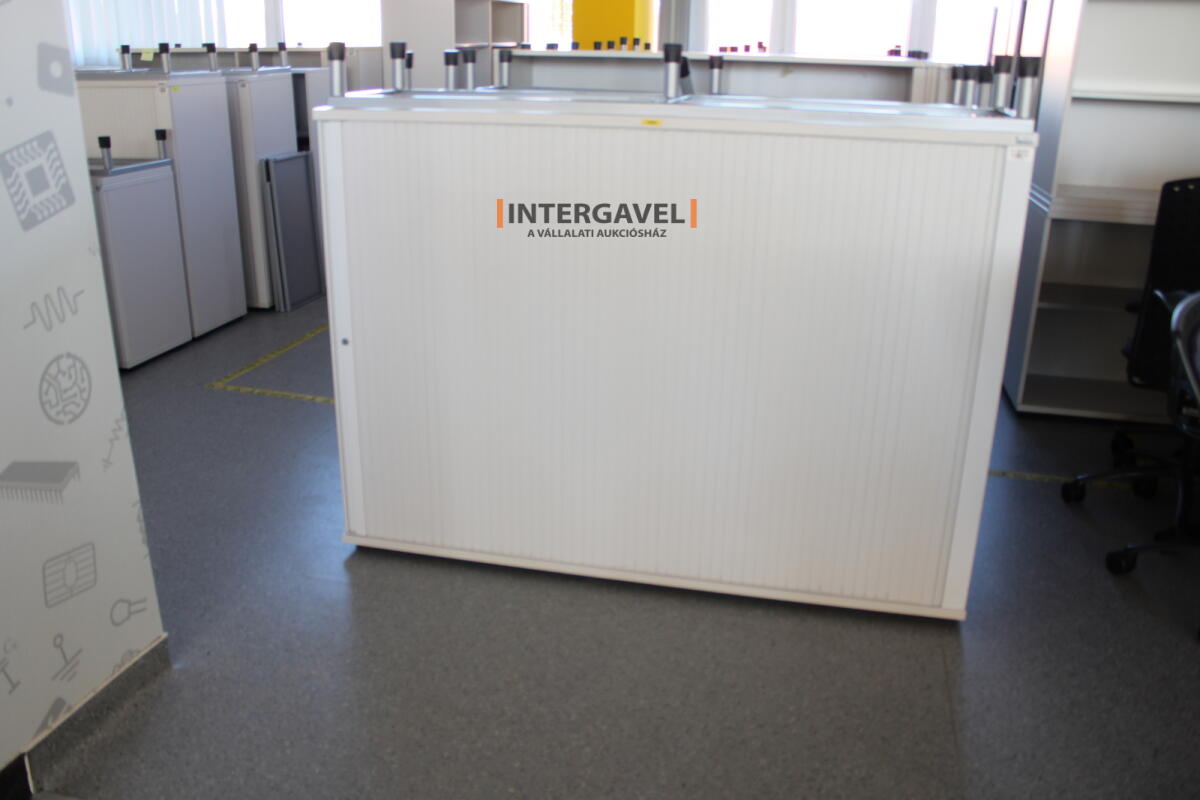 Redőnyös szekrény (1600 mm széles-fém lábrésszel)