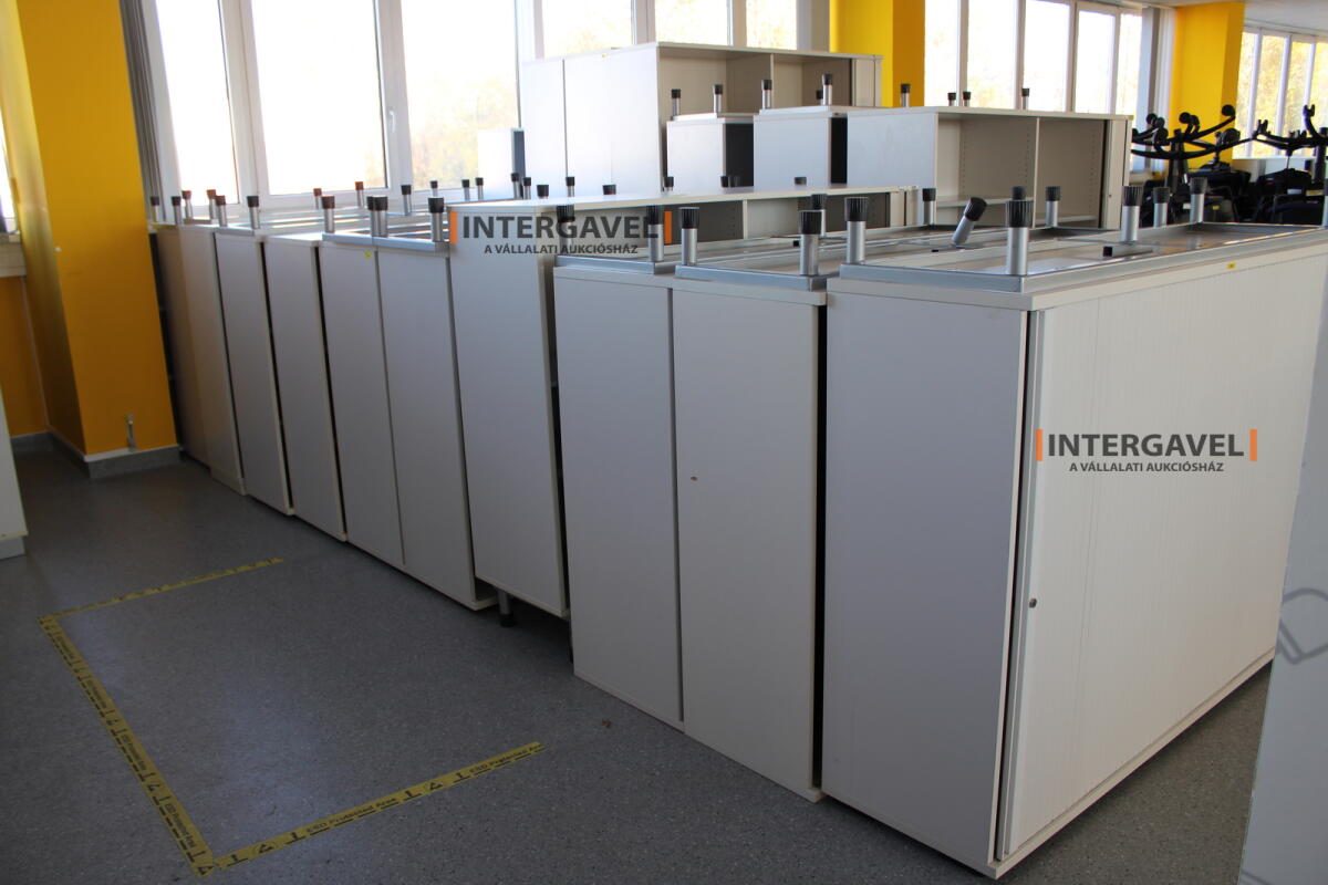 Redőnyös szekrény (1600 mm széles-fém lábrésszel) 4