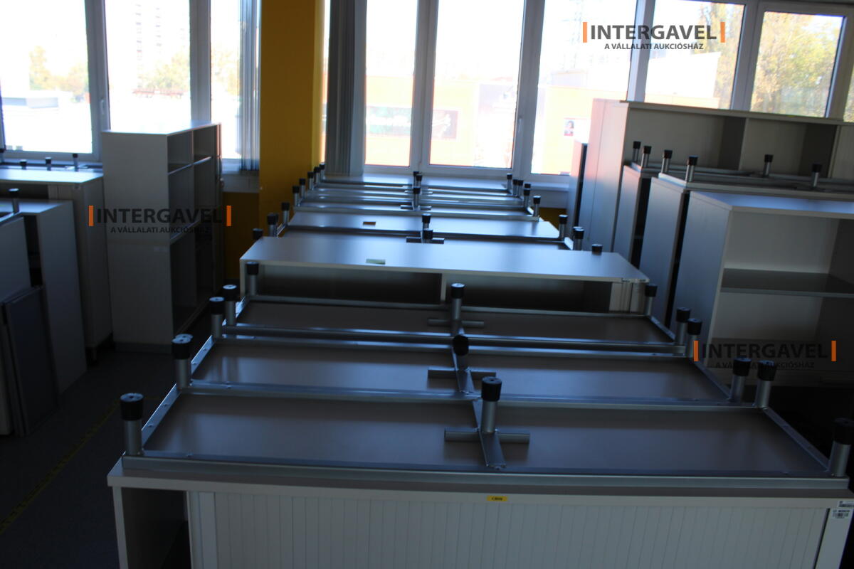 Redőnyös szekrény (1600 mm széles-fém lábrésszel) 3