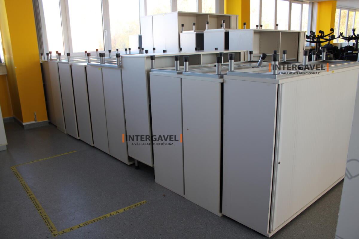 Redőnyös szekrény (1600 mm széles-fém lábrésszel) 4