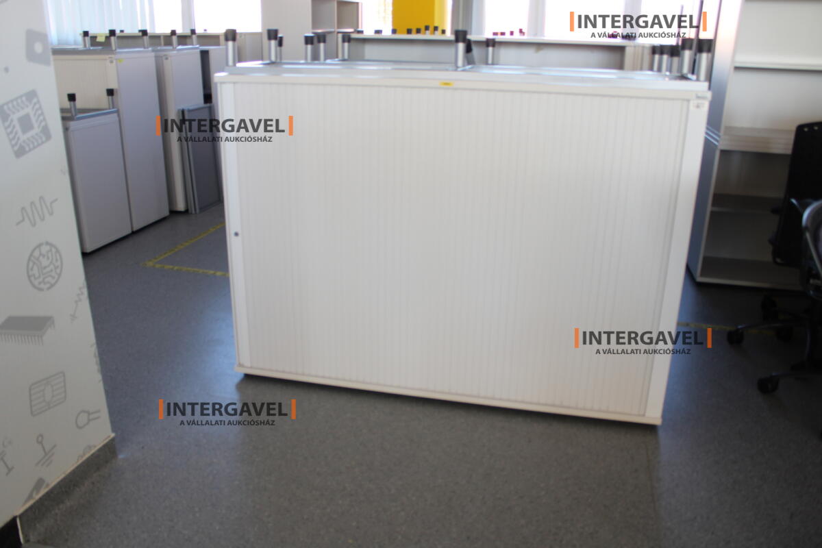 Redőnyös szekrény (1600 mm széles-fém lábrésszel)