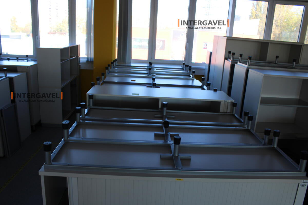 Redőnyös szekrény (1600 mm széles-fém lábrésszel) 3