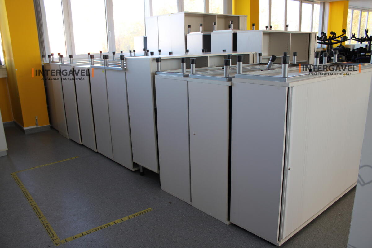 Redőnyös szekrény (1600 mm széles-fém lábrésszel) 4