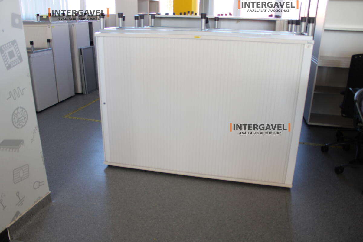 Redőnyös szekrény (1600 mm széles-fém lábrésszel)