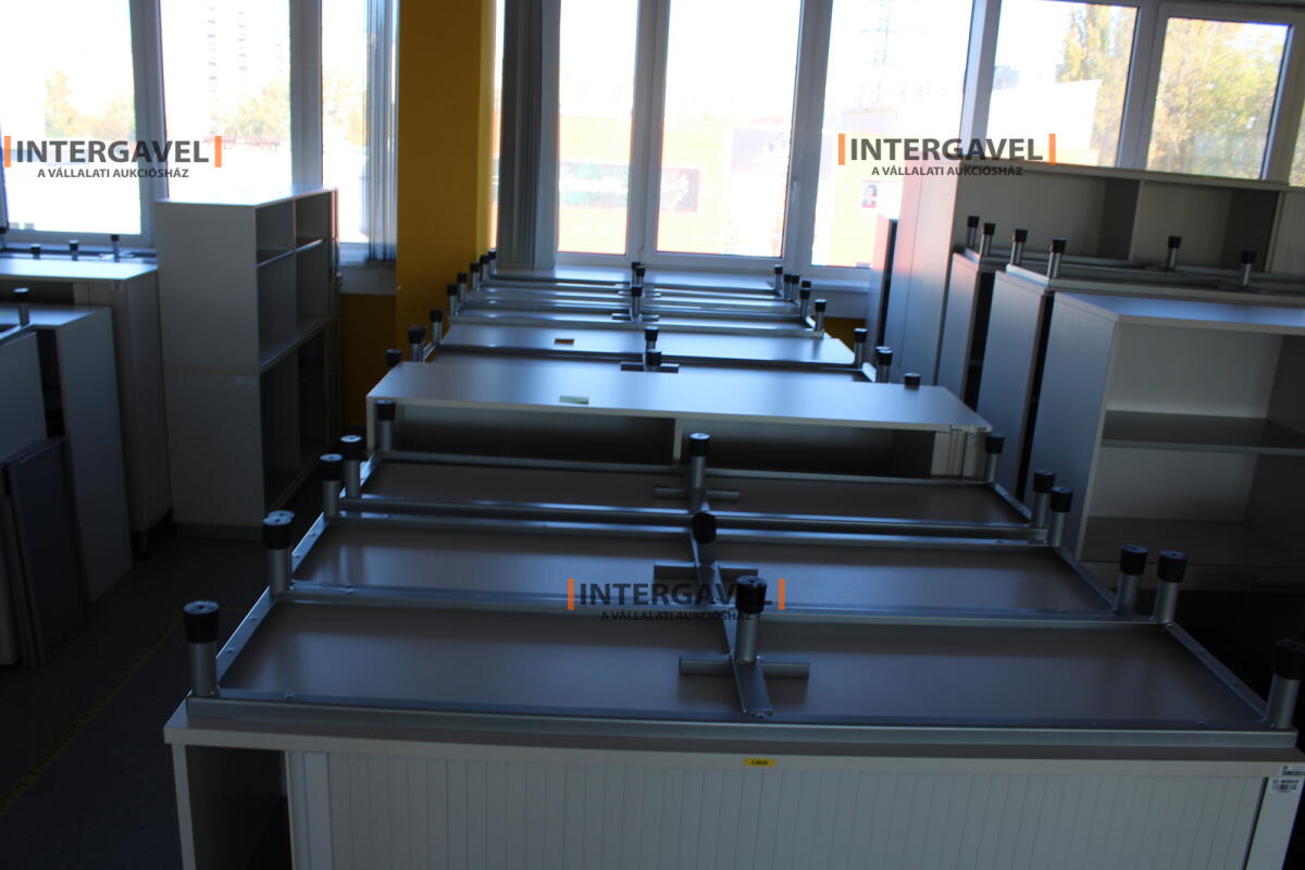 Redőnyös szekrény (1600 mm széles-fém lábrésszel) 3