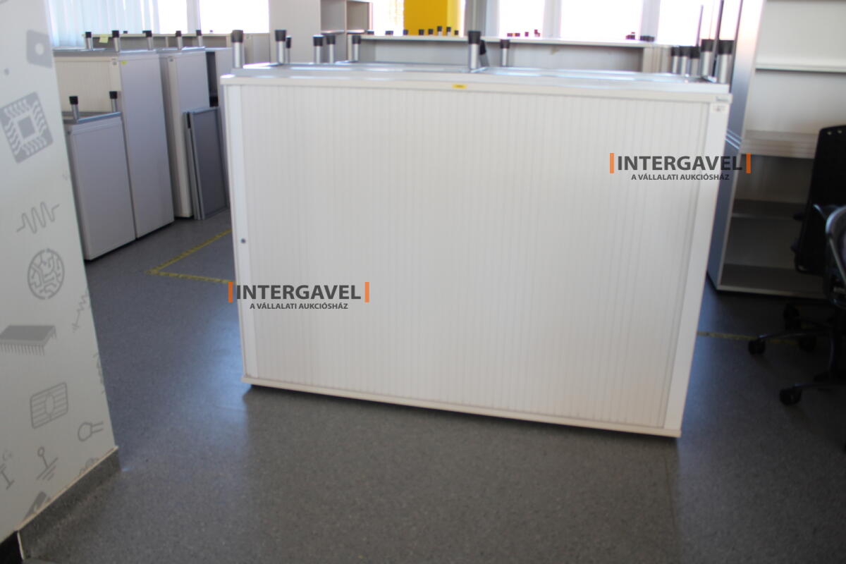 Redőnyös szekrény (1600 mm széles-fém lábrésszel)