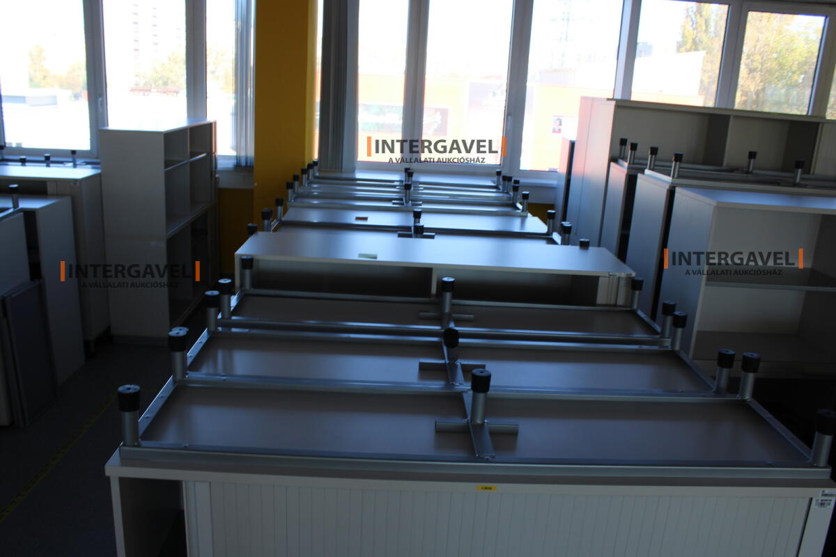 Redőnyös szekrény (1600 mm széles-fém lábrésszel) 3