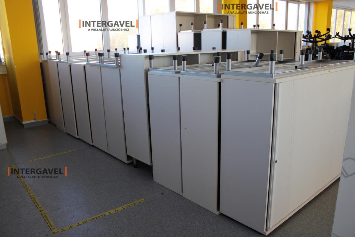 Redőnyös szekrény (1600 mm széles-fém lábrésszel) 4