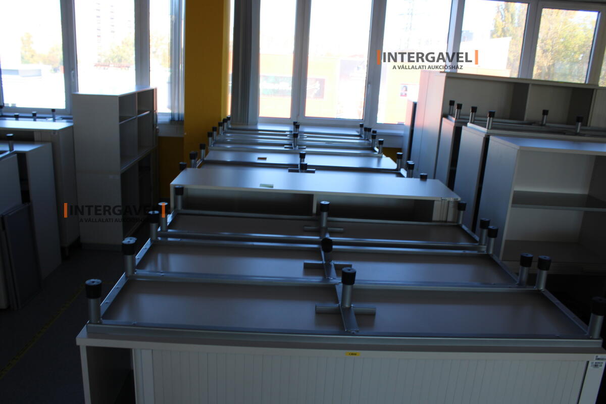 Redőnyös szekrény (1600 mm széles-fém lábrésszel) 3