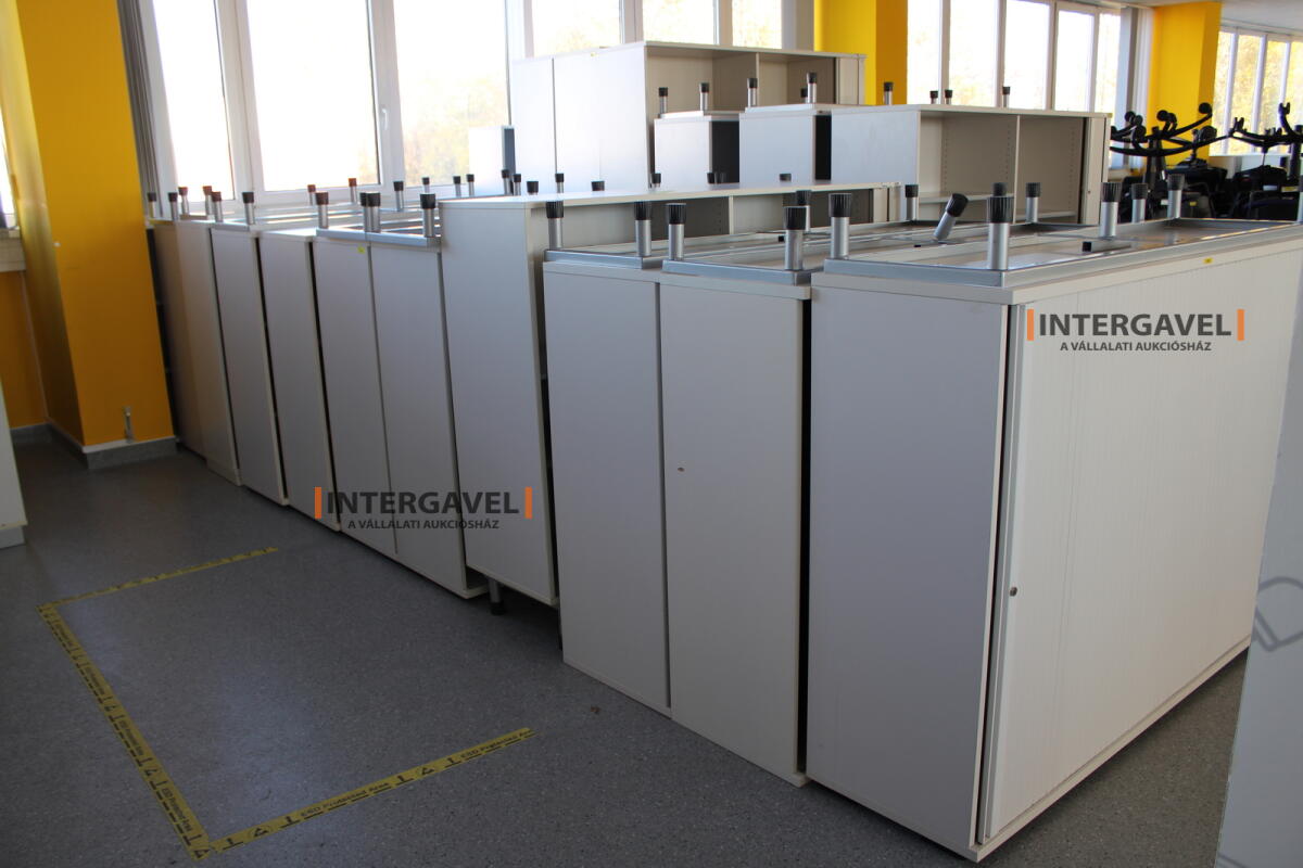 Redőnyös szekrény (1600 mm széles-fém lábrésszel) 4