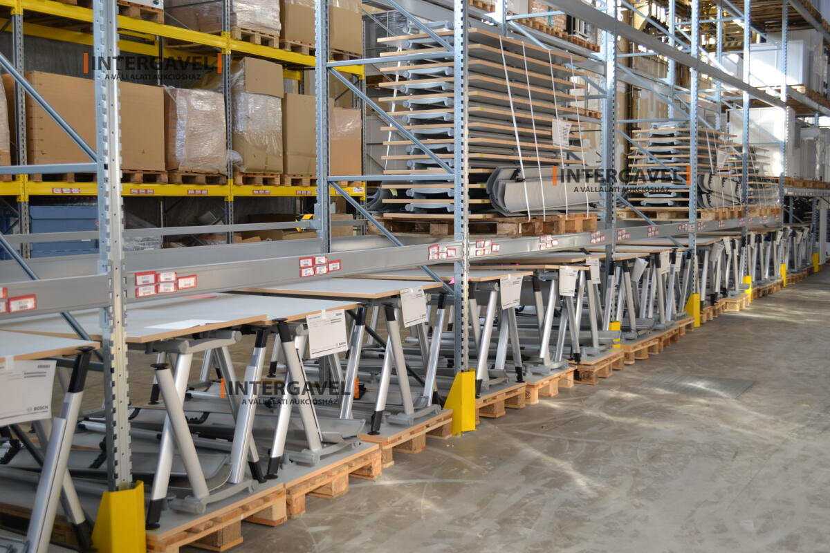 Íróasztal (A-lábú-1600 mm széles) 3