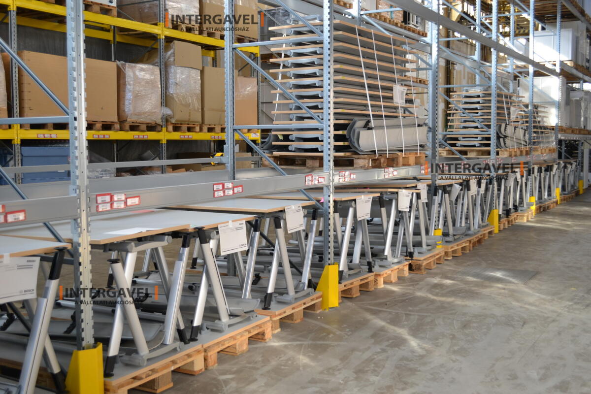 Íróasztal (A-lábú-1600 mm széles) 3