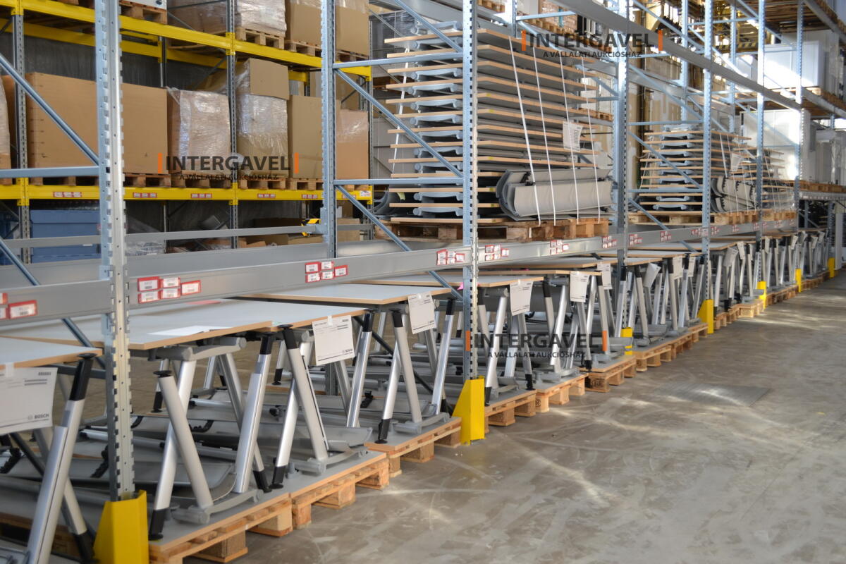 Íróasztal (A-lábú-1800 mm széles) 2