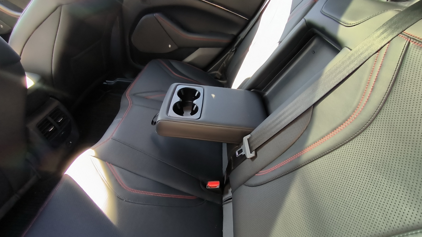 Ford Mustang MACH-E személygépjármű 18