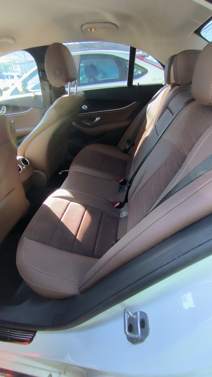 Mercedes-Benz E200 4Matic személygépjármű 14