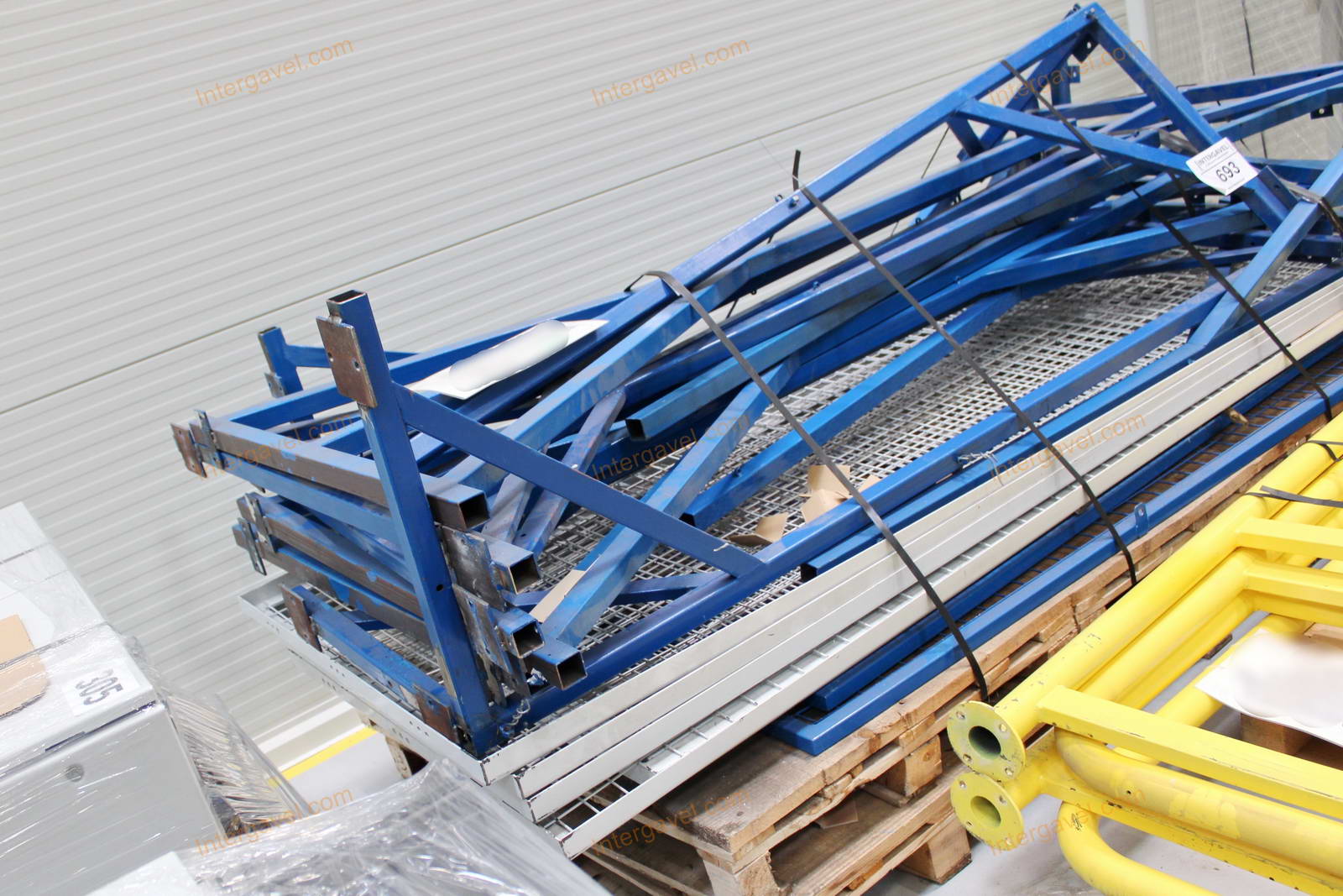 Bontott térelválasztó kerítés és oszlopok 2