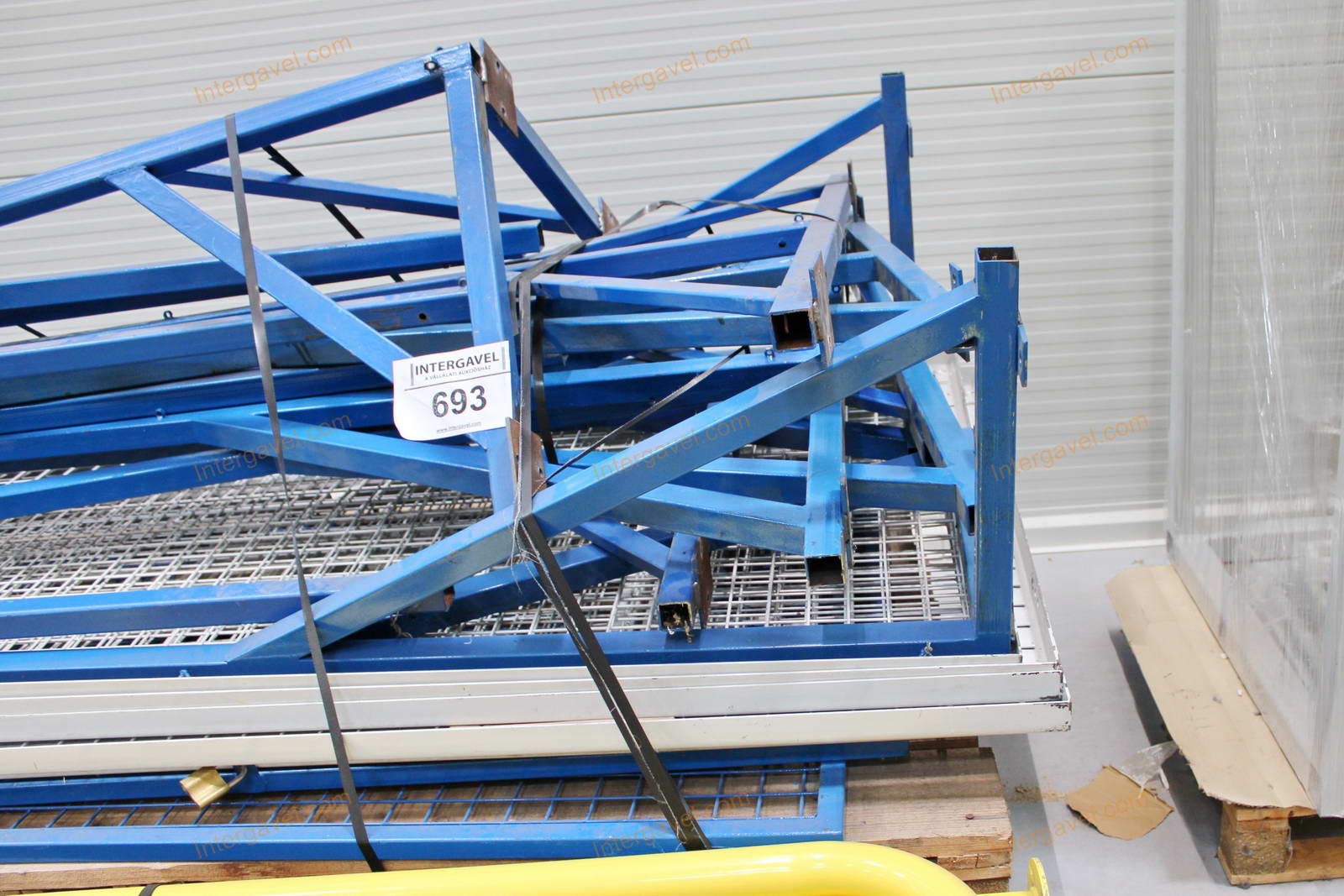 Bontott térelválasztó kerítés és oszlopok 4