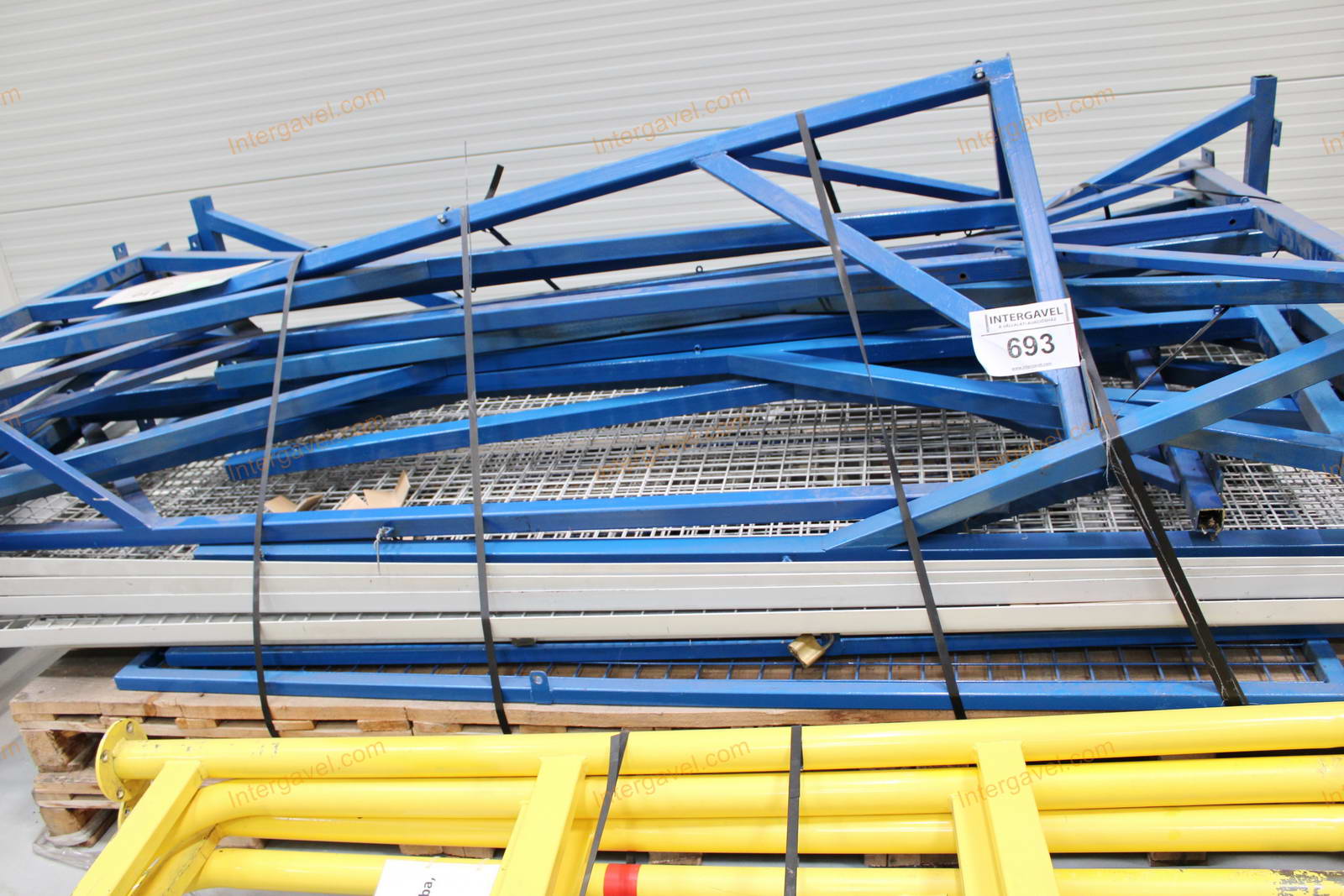 Bontott térelválasztó kerítés és oszlopok 5