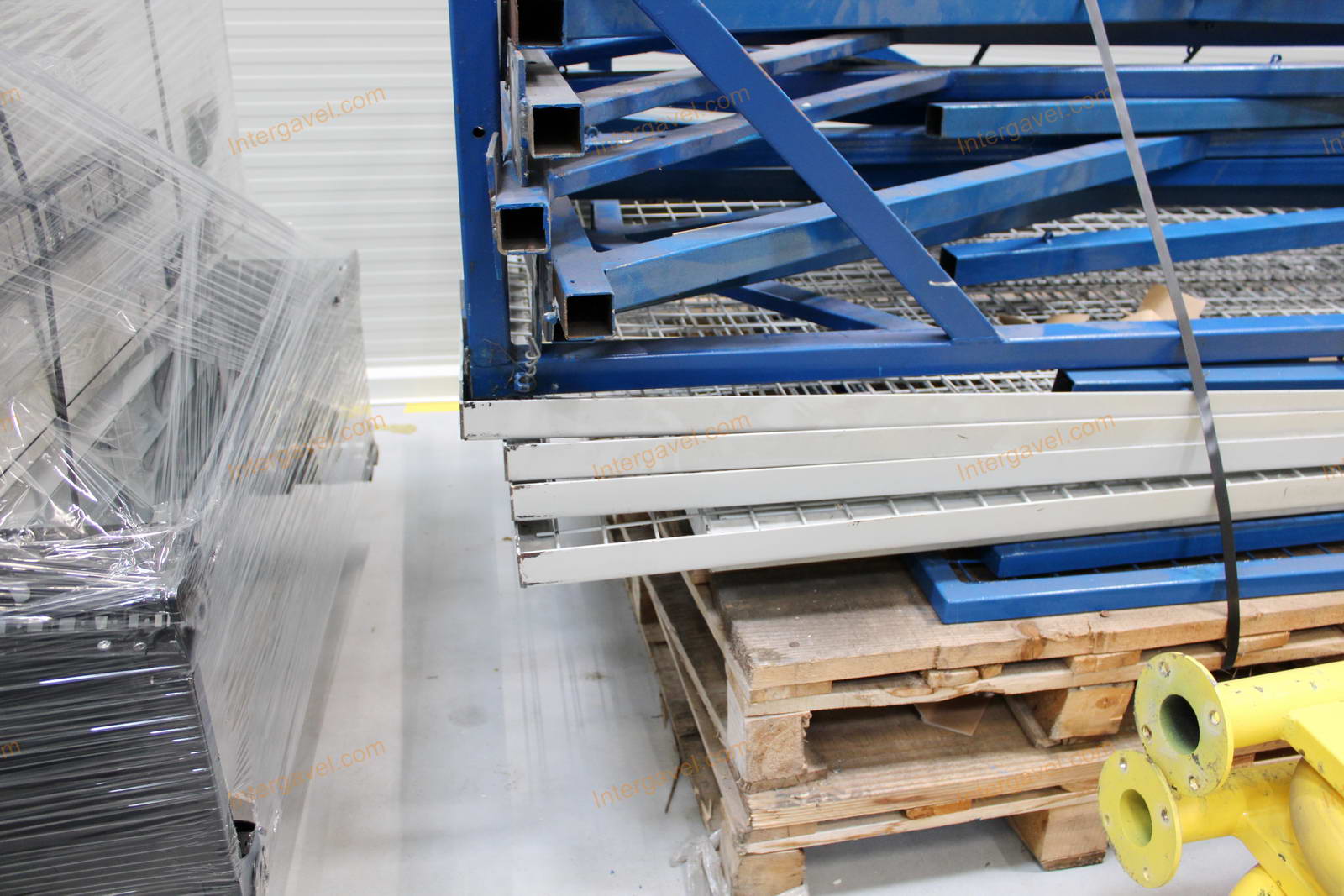 Bontott térelválasztó kerítés és oszlopok 7